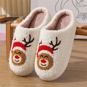 Chaussons d'intérieur doux et moelleux en forme de vache ou de cochon pour femmes, chauds pour l'hiver, personnalisables avec visage amusant, en peluche douce, vente en gros - Product Image 5