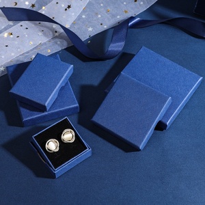 Boîte à bijoux fine carrée gaufrée bleu roi pour bagues, boucles <span class=keywords><strong>d</strong></span>'oreilles et colliers, avec logo imprimable et couvercle Ciel et Terre - Product Image 3