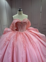 Robe de Quinceañera rose personnalisée Mumuleo, épaules dénudées, en dentelle, avec longue traîne et costume d'ours en peluche assorti pour fête de 15 ans