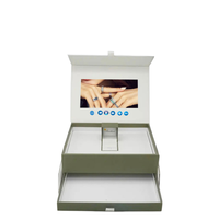 Boîte cadeau vidéo rigide noire de luxe avec écran LCD, logo personnalisé, pelliculage mat et gaufrage pour la publicité