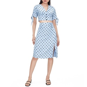 GOTS Verified Polka Dot Cinched Crop Blusa y falda Traje Mujeres Conjunto de pantalones de dos piezas - Product Image 4