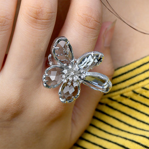 Elegante anello con fiori per donna, design accattivante, gioielli alla moda in stile francese - Product Image 6