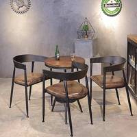 Café rétro, ensemble table et chaises décontractés, fer forgé, bois massif, balcon pour thé au lait, boutique de boissons fraîches, bar de style industriel