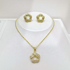 Precio de fábrica, juego de 2 piezas de aretes y collar de plata de ley 925, chapado en oro, elegante y lujoso, conjunto de joyería de diseño para mujer. - Product Image 3