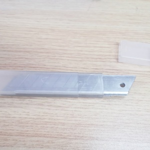 ใบมีดคัตเตอร์แบบเปลี่ยนได้ ขนาด 25 มม. SK 2 จำนวน 10 ชิ้นต่อหลอด ใบมีดแบบหักได้ขนาด 25 มม. - Product Image 5