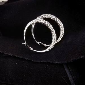 Boucles d'oreilles pendantes papillon circulaires creuses en métal tressé, personnalisées, haut de gamme, tendance, pour femme, style Instagram, collection 24 saisons - Product Image 6