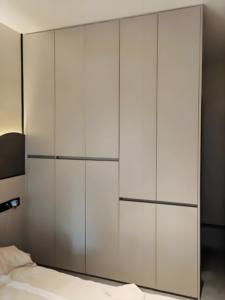 Armoire de rangement suspendue italienne blanche moderne Meuble de maison portable pour chambre ou salon - Product Image 2