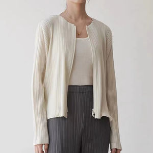 Manteau pour femme noir fin et élégant, plissé, de haute qualité, écologique, respirant, 100% polyester, style minimaliste haut de gamme - Product Image 1