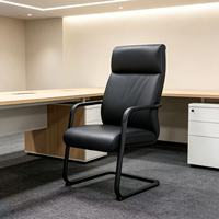 Chaise de bureau exécutive élégante en cuir noir avec accoudoirs rembourrés rétractables et base en métal cantilever élégante