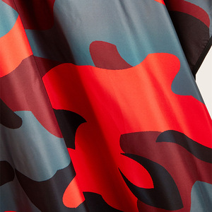 Cape de coiffure Wanmei rouge camouflage antistatique imperméable pour usage en salon - Product Image 3
