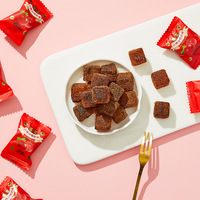 Bonbons mous aubépine avec saveur fruitée pâte à six ingrédients collations de loisirs dans un sac en vrac