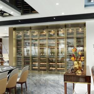 Vinoteca de Acero Inoxidable Dorado Personalizada Royal Metal con Vidrio Templado, Almacenamiento de Vino de Alta Gama para Restaurantes y Hoteles de Lujo - Product Image 1