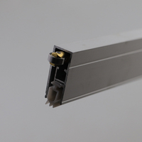 Joint de porte à rouleaux automatique pour porte pivotante à ouverture supérieure ou inférieure, joint de porte automatique avec loquet à rouleaux
