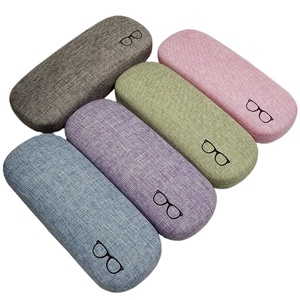 Étui à lunettes rigide magnétique en fer, personnalisé avec logo en relief, en matériaux recyclés, doublure en velours, pour lunettes de vue et de lecture, en stock à prix abordable - Product Image 1