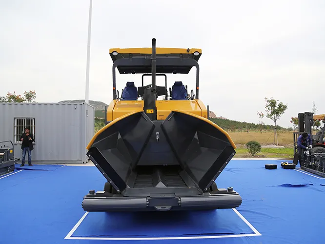 9.5M Cubic Emulsified Asphalt Bitumen Spreader Machine Paver Spraying Car 4.5m 6m paver RP603L