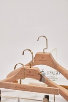Porte-manteau mural en bois massif avec logo personnalisé, antidérapant, en velours floqué, pour hôtel, magasin, placard, armoire, costume, robe, chemise