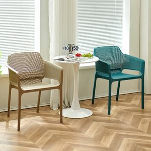 Silla de jardín de plástico con malla amarilla, mueble de exterior con reposabrazos para patio o balcón. - Product Image 3