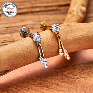 Pendiente de titanio ASTM-F136 Freya con rosca interna, cadena colgante y estrella de circonita cúbica para piercing de hélix, tragus y cartílago. - Product Image 3