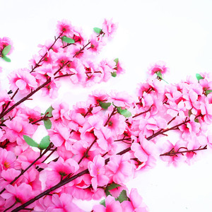 กิ่งดอกท้อประดิษฐ์ ดอกไม้ผ้าไหม สีชมพูอ่อน สีแดงกุหลาบ สีแดงเข้ม ของตกแต่งงานแต่งงาน ต้นไม้ประดิษฐ์ จัดสวน - Product Image 3