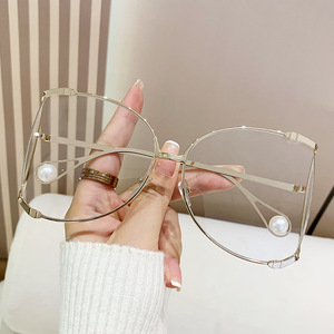 Occhiali da Sole <span class=keywords><strong>in</strong></span> Metallo UV400 di Design, Oversize, Certificati Global Recycled Standard, Adatti per Prendere il Sole a Bordo Piscina o <span class=keywords><strong>in</strong></span> Spiaggia - Product Image 4