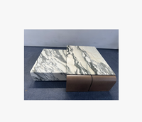 Table basse gigogne luxueuse en marbre, alliant tons bois et métal, pour une texture moderne et haut de gamme, idéale pour les maisons de prestige.
