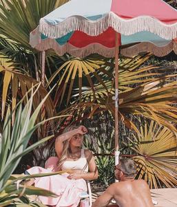 Parasol <span class=keywords><strong>de</strong></span> plage personnalisé en gros <span class=keywords><strong>avec</strong></span> motif imprimé, parapluie OEM à bord festonné <span class=keywords><strong>avec</strong></span> pompons, auvent robuste anti-UV50+ pour complexe hôtelier - Product Image 4