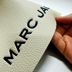 Pegatina de logotipo de cepillo de silicona elevada 3D personalizada | Vinilo de transferencia de calor de alta calidad para prendas, ropa, parches cosidos al por mayor - Product Image 1