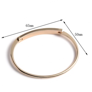 Pulsera de Lujo Moderna y Popular, Exquisita Pulsera de Oro con Dijes Personalizados con Logotipo para Mujer - Product Image 2