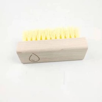 Brosse à chaussures industrielle jaune à poils ondulés avec manche en bois, personnalisable OEM, outil de nettoyage de chaussures