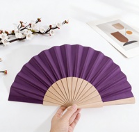Éventail pliant en bois de 23 cm, surface en tissu, design uni, axe métallique, éventail portable pour la décoration de mariage et de fête