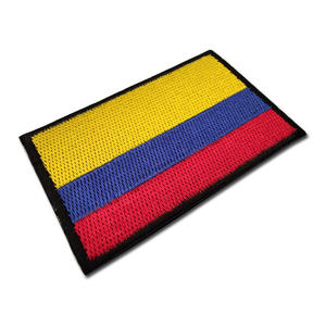 Écussons brodés en chenille du drapeau national de la Colombie avec fixation auto-agrippante et magnétique 8x5cm Qualité supérieure - Product Image 3