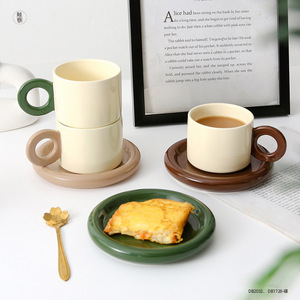 Juego de taza y platillo de cerámica Dingdian, color verde oscuro, marrón caqui, resistente al calor, estilo europeo, color sólido. - Product Image 1