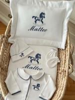 Ensemble cadeau personnalisé pour bébé garçon, tenue de rentrée à la maison pour nouveau-né avec broderie de cheval, combinaison en coton blanc avec nom personnalisé, chapeau, ensemble de vêtements pour bébé