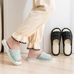 Pantuflas de casa de alta calidad y cómodas, estilo otoño-invierno, con suela gruesa antideslizante, aptas para hombres y mujeres. - Product Image 3