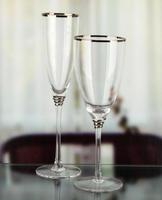 Ensemble de verres à vin à pied pour événements, design rayé avec bordure dorée, finition plaquée or/argent, personnalisable