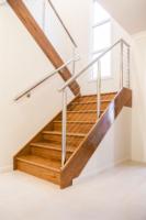 Escalier flottant moderne en acier au carbone à poutre unique avec marches en bois de hêtre pour usage intérieur