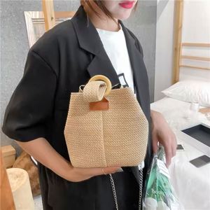 Elegante mini bolso de mano tipo sac seau para mujer, de cuero genuino, con correa de hombro y asa superior, estilo refinado para bodas, banquetes y fiestas. - Product Image 4