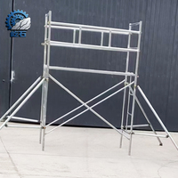 Système d'échafaudage mobile pliable léger et galvanisé pour la construction, avec pièces de qualité pour la sécurité des travaux.