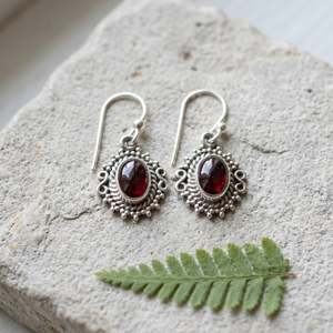 Boucles d'oreilles pendantes en grenat naturel effet soleil, en argent sterling 925, faites à la main, ovales, bijoux fins de luxe pour femmes, style hindou - Product Image 1