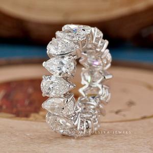 Bague en diamant de joaillerie fine contemporaine avec diamant central serti clos et bande confortable et lisse pour une élégance au quotidien - Product Image 1