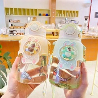 Bouteille portable pour enfants, motif dessin animé, en plastique écologique, avec sangle bandoulière, grande capacité, style mignon, avec paille intégrée