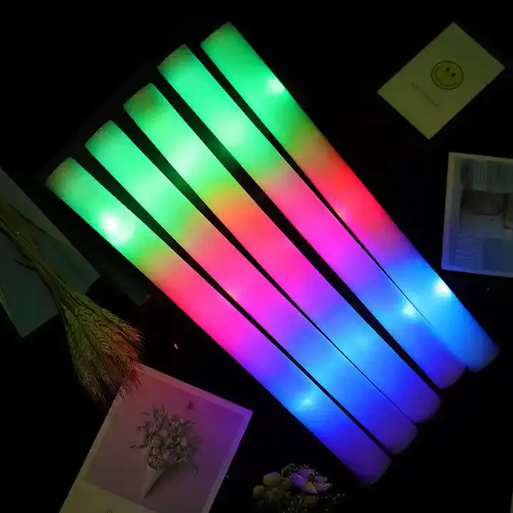 Venta al por mayor Venta caliente Precio de fábrica Suministros personalizados para fiestas Espuma intermitente multicolor LED Light Up Foam Sticks Led Foam Glow Stick