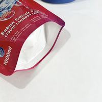 Pochette souple imprimée flexo, résistante à l'humidité, de 1000 ml, avec bec verseur, pour l'emballage de lessive liquide et d'assouplissant textile