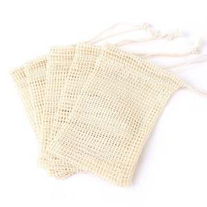 Sac en filet biodégradable en coton naturel et biologique avec cordon de serrage pour savon de douche, carré, moderne, pour salle de bain - Product Image 1