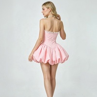 Robe mini D&M à carreaux roses, col bandeau, corsage blanc à empiècements, buste froncé, jupe bouffante, tenue d'été