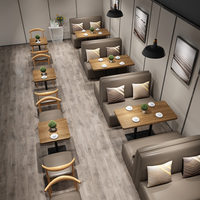 Ensemble de mobilier de café nordique moderne : chaises élégantes en corne de vache et tables sur pieds en bois, banquettes modulaires pour restaurant