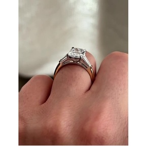 Bague de fiançailles de luxe en diamant de laboratoire 2 carats taille coussin couleur D-E-F avec pierres latérales coniques plaqué or 14K 18K certifiée IGI VVS - Product Image 1