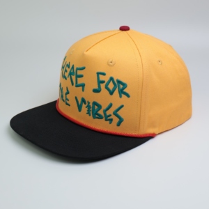 Gorra deportiva <span class=keywords><strong>de</strong></span> ala plana bordada <span class=keywords><strong>de</strong></span> 5 paneles <span class=keywords><strong>de</strong></span> alta calidad personalizada 100% algodón para hombres y mujeres ajustable Snapback patrón Floral - Product Image 4