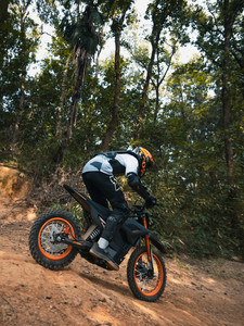 <span class=keywords><strong>Moto</strong></span> tout-terrain <span class=keywords><strong>électrique</strong></span> M7 Ultra 72V 2800W 7000W de crête, moteur central, 25AH, frein hydraulique, pour adolescents, motocross, usine OEM - Product Image 6