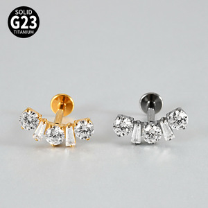 Bijoux de <span class=keywords><strong>piercing</strong></span> tendance <span class=keywords><strong>en</strong></span> titane F136 G23, zircon rond brillant exquis, clous à base plate à filetage interne pour oreille et lèvre - Product Image 1
